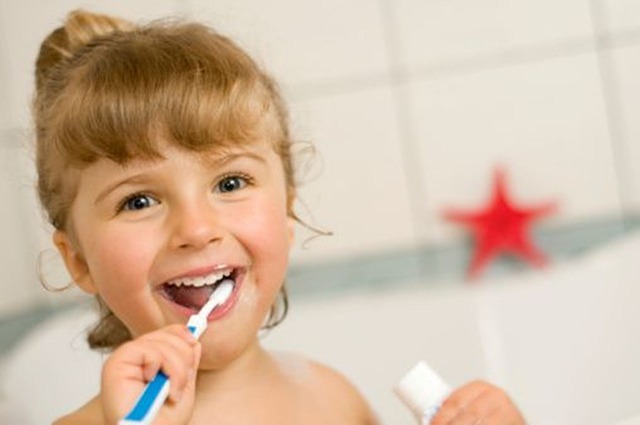 You are currently viewing Quand faut-il commencer à brosser les dents de votre bébé ?